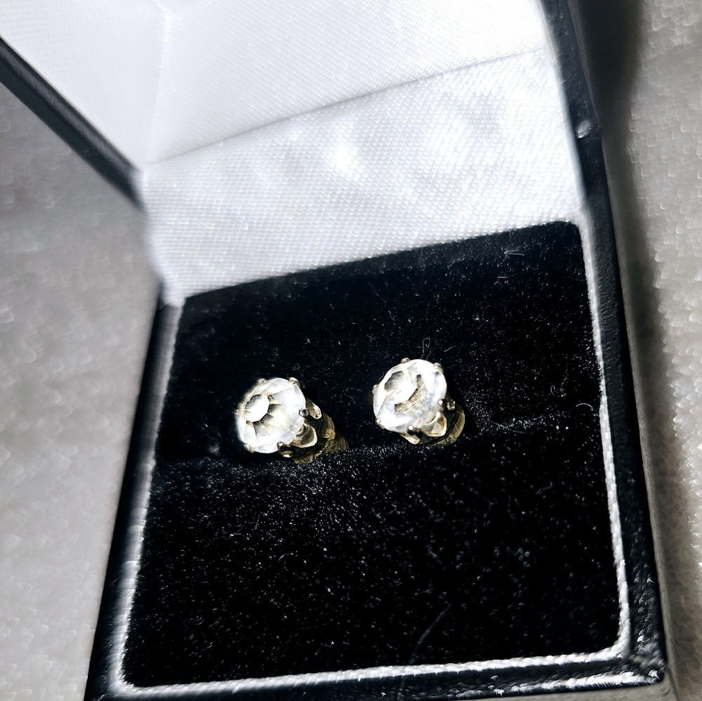 **SOLD**ℂ𝕝𝕖𝕒𝕣 𝕊𝕥𝕠𝕟𝕖 𝔼𝕒𝕣𝕣𝕚𝕟𝕘𝕤 - Picture 2 of 4